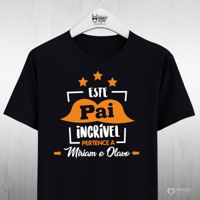 Camiseta preta com texto em laranja e branco sobre cabide branco