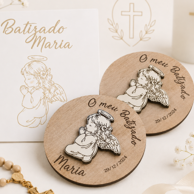 Placas de madeira com anjo em relevo e texto de batizado