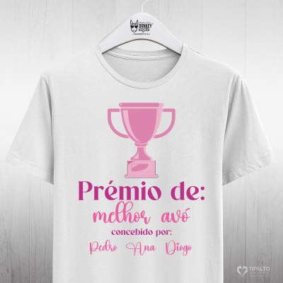 Camiseta branca com troféu rosa e texto premiando a melhor avó