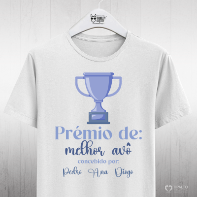 T-shirt branca com troféu azul e texto 'Prémio de: melhor avô concebido por: Pedro Ana Diogo'