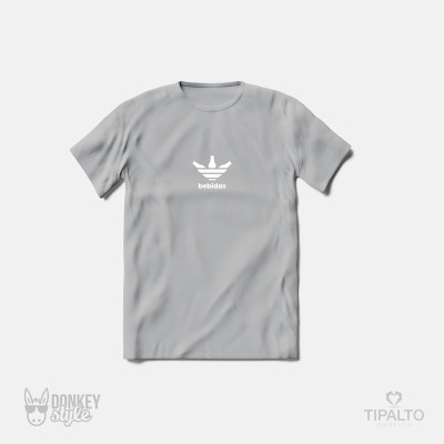 T-shirt cinzenta com logótipo branco e texto bebidas