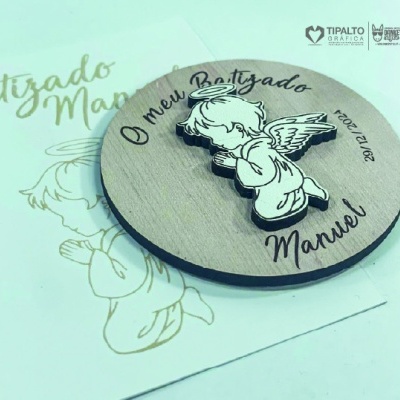 Disco decorativo de madeira com anjo e texto gravado para batizado