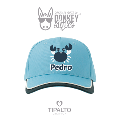 Boné azul claro com estampa de caranguejo e o nome Pedro