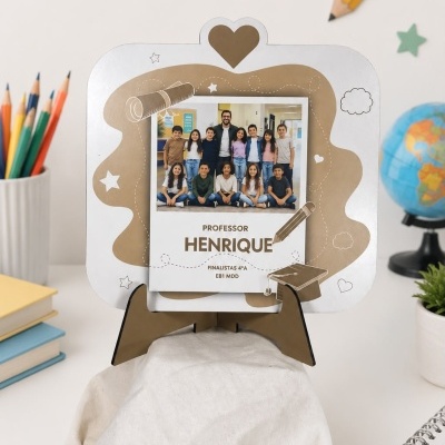 Moldura decorativa de fotos com tema escolar e texto personalizado para professor