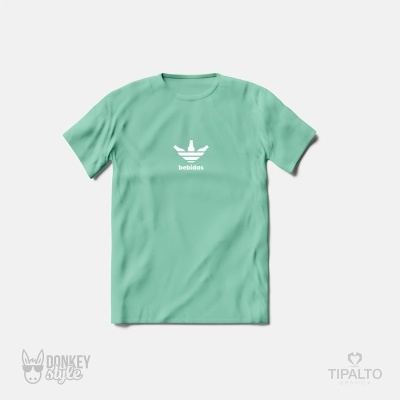 T-shirt verde água com logótipo branco e palavra 'bebidas'