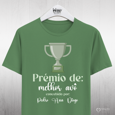 Camiseta verde com estampa de troféu e texto em português