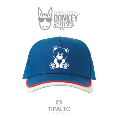 Boné azul com estampa de urso e aba branca com borda vermelha