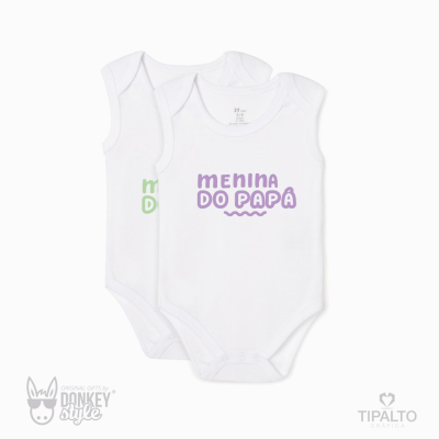 Dois bodies brancos para bebé com texto colorido frontal, em fundo branco