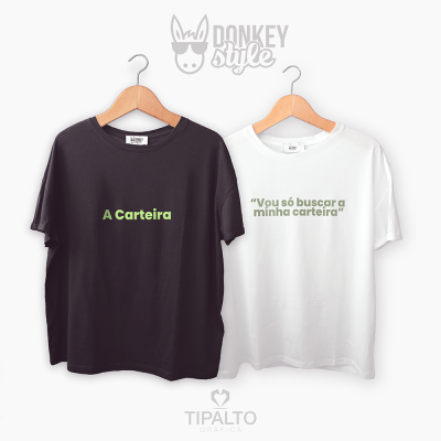 Duas t-shirts penduradas, uma preta com texto verde e amarelo e uma branca com texto verde.