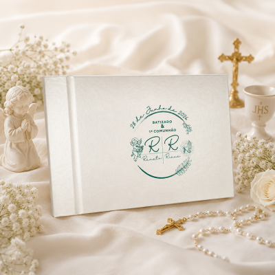 Livro branco para batizado e comunhão com decoração religiosa e flores brancas