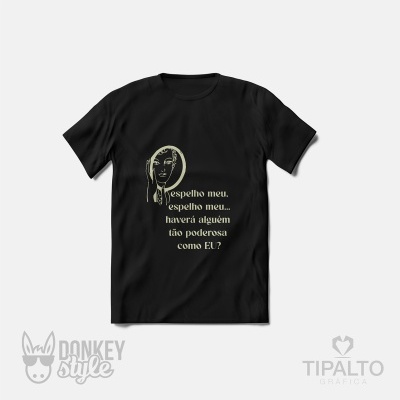 T-shirt preta com estampa em bege e texto em português