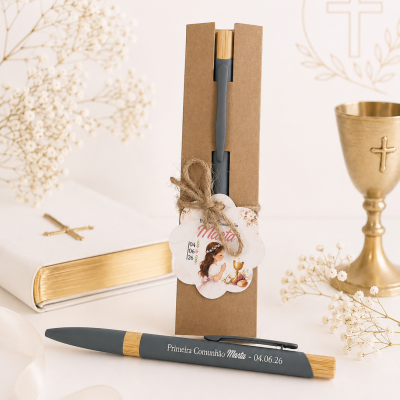 Caneta personalizada com gravação para primeira comunhão junto a embalagem, livro com cruz dourada e cálice dourado
