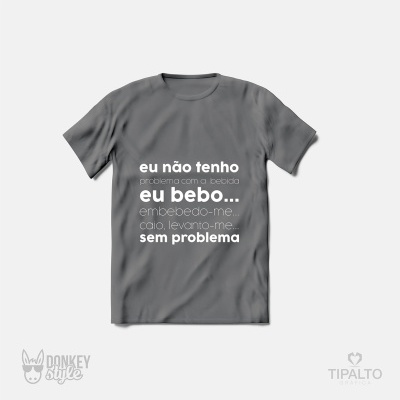 T-shirt cinzenta com texto em português sobre bebida