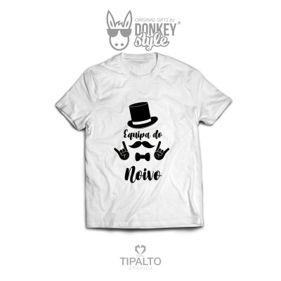 T-shirt branca com design preto 'Equipa do Noivo' com elementos de chapéu, bigode, gravata e mãos de rock
