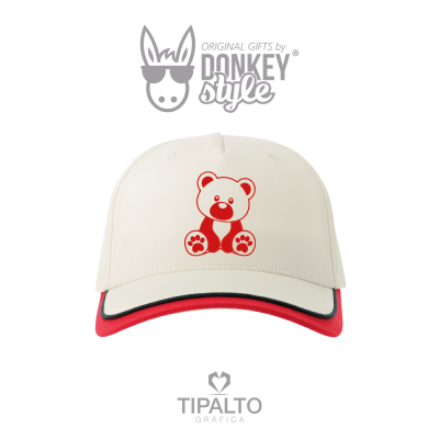 Boné branco com aba vermelha e estampa de urso vermelho
