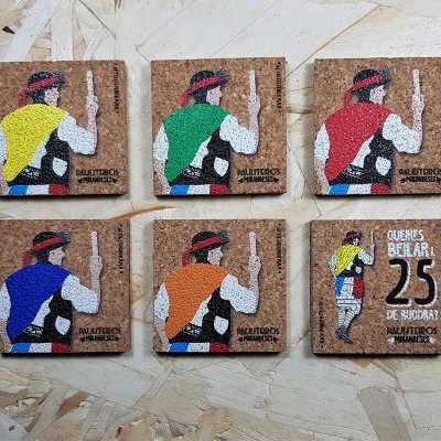 Azulejos de cortiça com imagens coloridas de figuras e texto 'CASTELLERS DE LLEIDA'