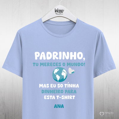 T-shirt azul clara com texto e ilustração do planeta Terra e coração