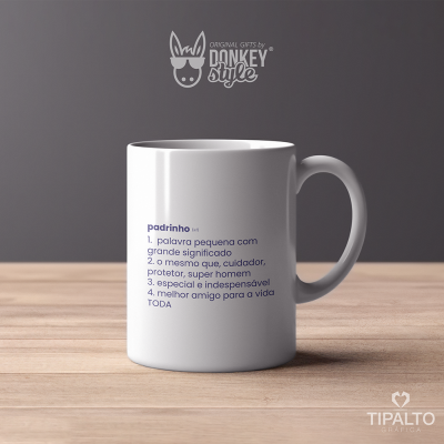 Caneca branca com texto em português sobre madeira clara e fundo cinzento