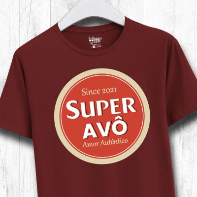 T-shirt bordeaux com estampa 'SUPER AVÔ' pendurada num cabide branco