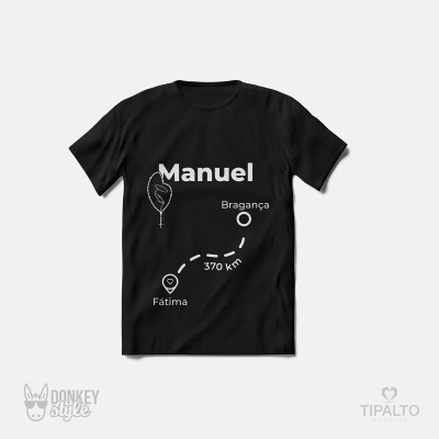 T-shirt preta com design gráfico de mão, rosário e mapa entre Fátima e Bragança