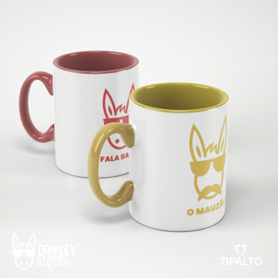 Duas canecas brancas com interior e pega coloridos, desenhos de burros e texto em português.