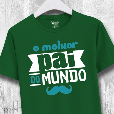 T-shirt verde com texto 'o melhor pai do mundo' e bigode azul.