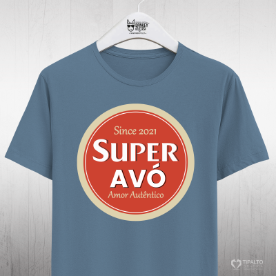 T-shirt azul com estampado redondo com texto em português pendurada em cabide branco