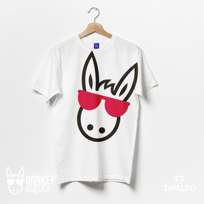Camiseta branca com estampa de burro com óculos vermelhos