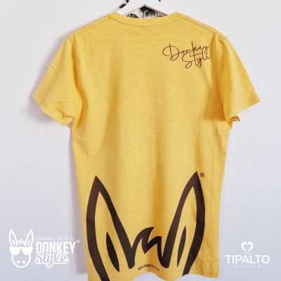 T-shirt amarela com estampa de orelhas de burro castanhas e texto Donkey Style nas costas