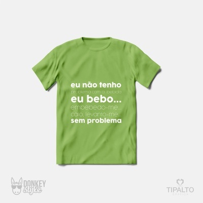 T-shirt verde com texto branco em português