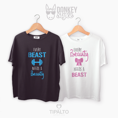 Duas t-shirts, preta e branca, com textos coloridos e imagens de halteres e laço