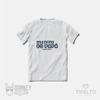 T-shirt branca com texto azul 'MENINO DO PAPÁ'