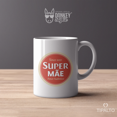 Caneca branca com selo vermelho e dourado com texto Super Mãe