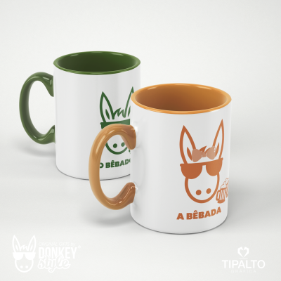 Duas canecas brancas com interior e alças coloridas e desenho de burro com texto A BÊBADA