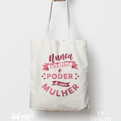 Saco de pano com texto em vermelho e rosa sobre fundo branco