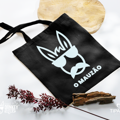 Mala preta com desenho de burro e texto O MAUZÃO