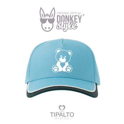 Boné azul com estampa de urso branco