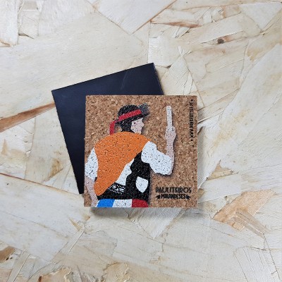 Base para copos em cortiça com figura de homem e texto em português