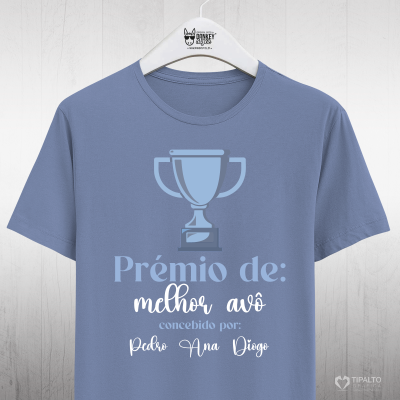 T-shirt azul com troféu e texto Prémio de melhor avô.