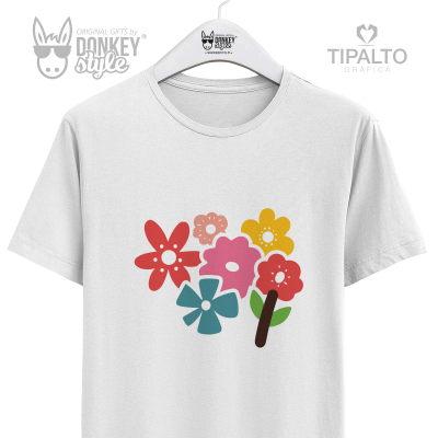 T-shirt branca com estampa colorida de flores estilizadas pendurada em cabide branco.
