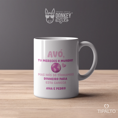 Caneca branca com texto e imagem em rosa e lilás sobre mesa de madeira