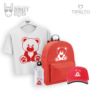 Conjunto de T-shirt branca, mochila, garrafa e boné vermelhos com estampa de urso