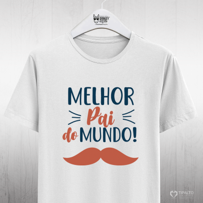 Camiseta branca com frase MELHOR Pai do MUNDO! e bigode castanho