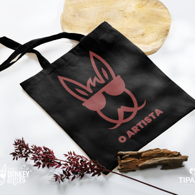 Sacola de pano preta com desenho vermelho de cão com óculos e texto 'O ARTISTA'