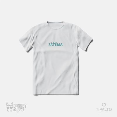 T-shirt branca com texto FÁTIMA ao centro