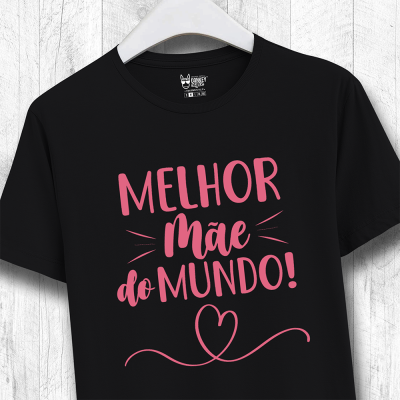 T-shirt preta com texto rosa 