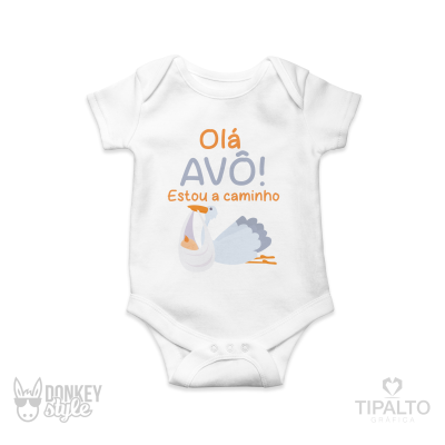 Body de bebé branco com texto e ilustração colorida