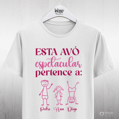 T-shirt branca com texto e desenhos cor-de-rosa e vinho