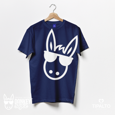 T-shirt azul escura com desenho branco de rosto de burro de óculos escuros