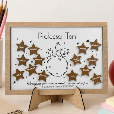 Quadro decorativo em madeira com nomes em estrelas e texto para professor Toni